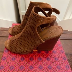 Tory Burch Jessie Bootie In Tan Perforated Suede